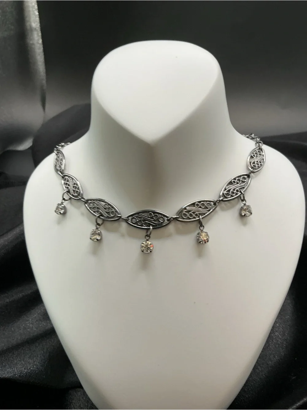 SHORT SMALL NEW YORK AND COMPANY GUNMETAL FILAGREE LINK NECKLACE